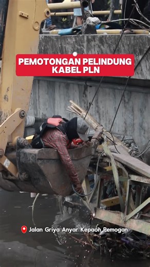 Humas Pemerintah Kota Denpasar on Instagram: "Turun Langsung Tinjau Banjir!!! Walikota Denpasar, I Gusti Ngurah Jaya Negara, pada Senin (15/9) meninjau tiga titik lokasi banjir sekaligus memastikan pencarian korban dan pembersihan sungai berjalan lancar. Di sela peninjauan, beliau juga menyapa warga terdampak di Perumahan Bina Mulia, Ubung Kaja, serta menyerahkan bantuan logistik bersama Dinas Sosial dan pihak terkait. “Fokus kami bukan hanya mengatasi dampak banjir, tetapi juga memastikan masya