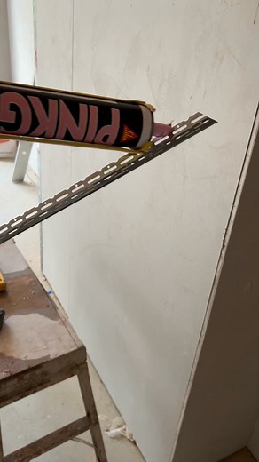 Quick & Easy Angle Bead Install 💪 #plastering #diyhome #constructiontips #ukbuilders #PlasteringTips #simonplastering | SimonPlastering