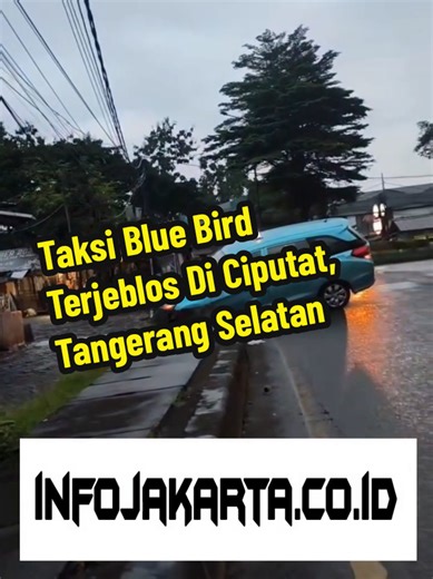 Selasa pagi, 24 Februari 2026, dilaporkan taksi Blue Bird terjeblos di dekat Rumah Sakit Sari Asih, Jalan Otto Iskandardinata, Ciputat, Tangerang Selatan. Mohon berhati-hati dalam berkendara. #ciputat #tangerangselatan ----- Ikuti akun kami untuk update informasi terkini Jakarta dan sekitarnya ----- 📹 : ig via zia.muh
