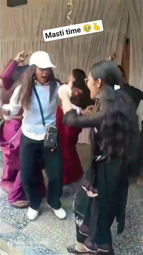 ladki aankh mare👁️‍🗨️🤗|simmba#aankhmareydance #aankhmaare #dance#youtubeshorts #shorts