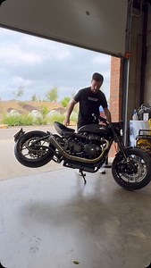 EVO BOBBER once again shows how light it is to swing around! Is this skill or is it really this light? #thworks #thorntonhundredworks #evobobber #britishmade #thorntonhundredmotorcycles #thorntonhundred #bobber #motorcycle #motorcyclesofinstagram | Thornton Hundred Motorcycles