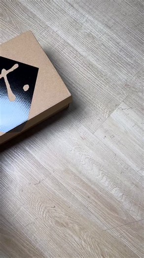 Nike S.T. Flare EP ‘Joker’ Style Code: HF0232-500 Nickname: Joker As the S.T. Flare line continues to expand, this latest colorway immediately catches attention with a design that closely resembles the Joker from Batman. The shoe features a deep iris purple as the main tone, bright pink on the collar, and teal trim along the tongue, perfectly mirroring the Joker’s iconic purple suit and facial makeup. The S.T. Flare remains an Asia-exclusive outdoor basketball model. For more exclusive sneaker u