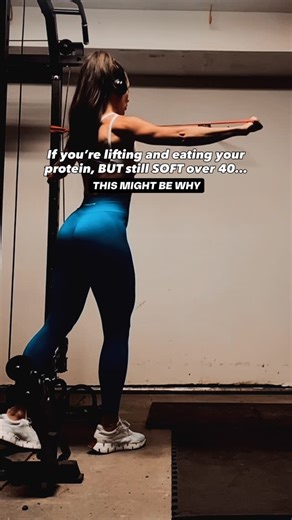 Shauna Theresa on Instagram: "If you’re training consistently, hitting your protein, getting your steps… but still feel “soft” over 40… a big reason may be you’re not fueling your body or muscles correctly to perform and transform. Yes, you can lift fasted. But if your goal is to look “toned”, reshape your body, and support your hormones over 40… it is not the optimal approach. Being “toned” simply means having quality lean muscle with less body fat. ✅The GYM is where we build the muscle. ✅The K