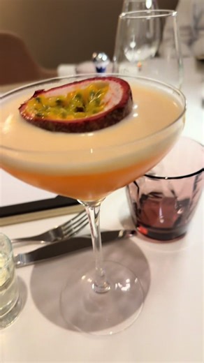 Face au lac d’Annecy, une table qui porte bien son nom. Au cœur de Impérial Palace Annecy, le restaurant gastronomique offre une expérience où chaque assiette dialogue avec le paysage. Produits de saison, dressages précis et saveurs élégantes : la cuisine joue l’équilibre entre tradition française et créativité contemporaine. Mais le vrai luxe ici… c’est la vue. Le lac s’étend comme un décor vivant pendant que les plats défilent. Un moment suspendu entre gastronomie et panorama alpin, à deux pas