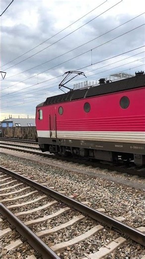 Durchfahrt ÖBB 1144 247 in Wien Simmering