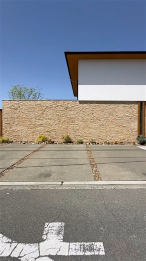 連合設計社 仙台スタジオ | @rengodms_sendai_ ↑他の事例はこちら 石壁と白壁が重なる家 寄棟の水平ラインがキリッと際立つ #寄棟 #石張り #中庭のある暮らし #木製玄関ドア #連合設計社市谷建築事務所 #仙台モデルハウス | Instagram