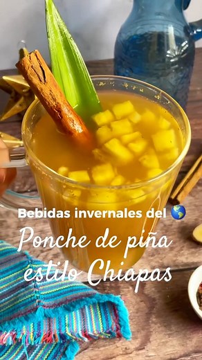 Prepara una bebida caliente mezclando en una cacerola 2 litros de agua, 6 pimientas gordas (pueden ser rosas), 1 raja de canela, 10 rebanadas de jengibre fresco, 1 piña molida, la cáscara de media piña, 1 manzana picada y 4 clavos de olor; lleva a ebullición, baja el fuego y cocina 40 minutos. Cuela, endulza al gusto (por ejemplo, con miel de agave) y sirve bien caliente con unos trocitos de piña. | Cocina Curiosa