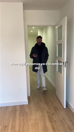 👀 A veces no cambiar… es acertar El salón mantiene su distribución porque las vistas, la luz y la sensación al sentarte en el sofá ya eran perfectas ☀️ Reformar también es saber cuándo no tocar.