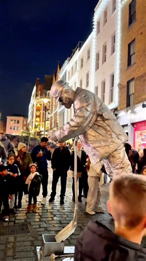 Silver hand-shake time. #livingstatue #silvermanstatueofficial