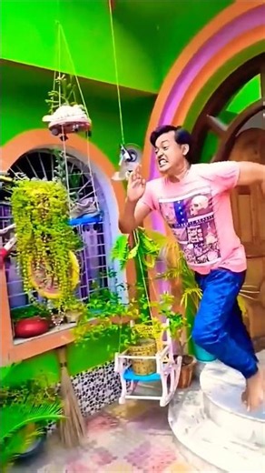 জুতো খেলতে গিয়ে যখন জলের মধ্যে বলের সঙ্গে মানুষকে ছুড়ে ফেলে তখন আমি এইভাবে দৌড়ে বাঁচাতে যাই 😭👉