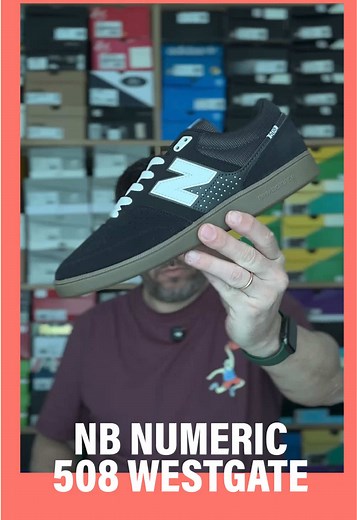 Brandon Westgate es uno de esos skaters que dejan huella. Su potencia y constancia lo llevaron a tener varios pro models, y en New Balance Numeric encontró el lugar ideal para seguir innovando. Hoy llega un nuevo colorway de su segundo pro model con la marca: las 508. Inspiradas en zapatillas de fútbol sala, con un perfil bajo y un ajuste pensado para sentir cada movimiento en la tabla, son una silueta simple, funcional y duradera. Gamuza y mesh en el upper para mayor resistencia, puntera de una