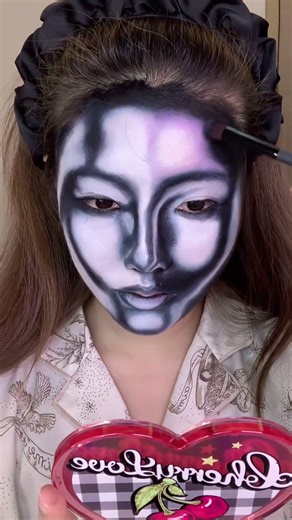 Transforming into a Metal Statue with Makeup: Beauty Model's Magic