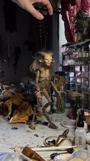 Un petit El Fauno. Une créature d’une histoire toujours pertinente, une créature d’un monde qui utilise la fantaisie non pas comme une évasion d’un régime cruel mais comme une rébellion directe contre lui. Un labyrinthe tourbillonnant s’opposant à sa froide rigidité. Une symphonie au défi, à la désobéissance. Comme le dit Guillermo Del Toro lui-même " À une époque où les gens vous disent que l’art n’est pas important, c’est toujours le prélude au fascisme ". Alors, voici pour les fées et les fao