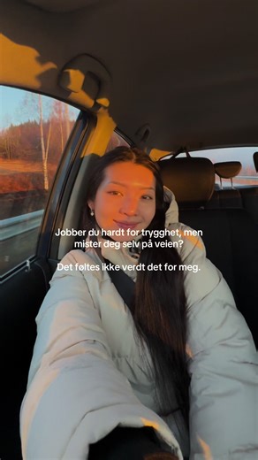 Jeg trodde jeg gjorde alt riktig. Fast inntekt. Ordnede forhold. En jobb folk så opp til. Men inni meg? Det var som om noe sakte sluknet. Det var ikke fordi jeg hatet jobben min, det var alt jeg måtte gi opp for å beholde den. Friheten min, energien, gleden… Alt ble lagt på pause fra mandag til fredag klokka 8 til 16. Så jeg begynte å spørre meg selv: Hva er poenget med økonomisk stabilitet… hvis det koster meg livet jeg egentlig vil leve? Jeg innså at det finnes en annen vei. En friere måte å j