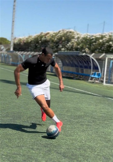Stamattina sessione intensa in campo con Walid Cheddira. Movimenti dell'attaccante, raccolta di informazioni prima della ricezione, posizionamento tra pallone e difensore, velocità di esecuzione. Questo è stato il focus dell'allenamento. Nessun segreto. Solo lavoro. #movement #performance #athlete #training #consistency