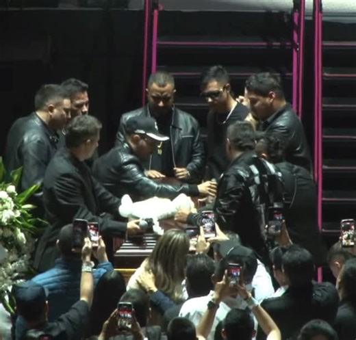 Elder Dayán Díaz on Instagram: "@elderdayanoficial rinde homenaje a @yeison_jimenez interpretando la canción “Sueños y Vivencias” de su padre Diomedes Díaz. Elder acompaña esta despedida en representación de su género vallenato y colegas 🖤"