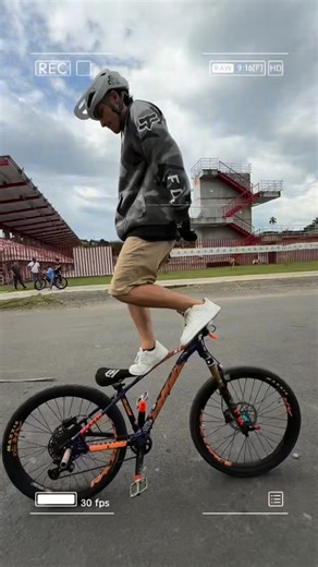 Mauricio Salazar on Instagram: "¿LES GUSTARÍA UNA PISTA DE STUNT EN PEREIRA? 😎 Los leo en los comentarios 🙏🏻 @esco_barraider @el_marinoo_"