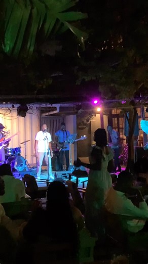 Un seul lieu pour danser au son de la musique 🎶 🎧 ,c’est bien ici au resto Le Lieu Unique😜😍 #cestuniquecheznous | Le Lieu Unique