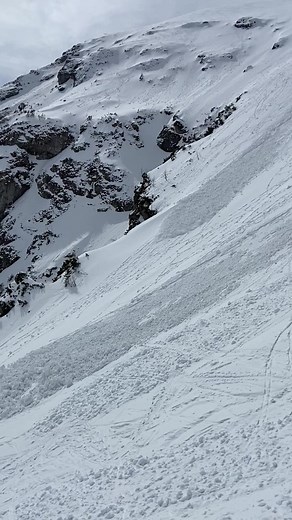 Wczorajsza lawina pod Wyżnią Kondracką Przełęczą. 🏔️ Video: 📹 @krzystofwłodraczykpianist #tatry_official | TATRY
