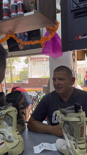 🏍️🔥 Restauramos unos PUMA Ducati para motociclistas Refuerzo en zonas clave, limpieza profunda y acabado resistente al calor y la fricción ⚙️👟 Listos para rodar con estilo y protección 👊 #fblifestyle #Cometas #ElCometa #PumaDucati #MotoStyle #RestauraciónDeCalzado #BeforeAfter | Reparadora De Calzado El Cometa TV