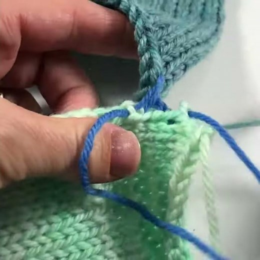 Mattress stitch seaming stitches to rows in knitting. Tutorial video