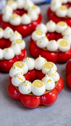 Alexandre Formica on Instagram: "GLAÇAGE MIROIR FRAISE 🍓 Un glaçage parfait sans bulles, ultra brillant et surtout au bon goût de fraise, ça vous tente? Allez je vous donne la recette ☀️ ——————————————————————————— Ingrédients: ▪️75g de sucre ▪️75g de glucose ▪️50g de coulis de fraise ▪️45g de crème ▪️75g de chocolat blanc ▪️5g de gélatine Déroulé: Mettez la gélatine à réhydrater dans un grand bol d’eau froide Dans une casserole, faites chauffer le sucre, le glucose et le coulis de fraise jusqu