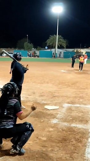 4.6K views · 61 reactions | Que haceeeennnn藍藍 doble error en la jugada 漏漏 #softbol #softball #SoftbolFemenil #viralreels #viral | Lrb Beisbol | Facebook
