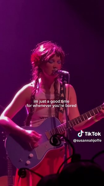 Ethel Cain Performs 'Call Me Pretty' Live in Chicago