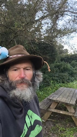 Good morning, the bench is on the other side of the plowed field. There's plenty of room along the path. So I crossed the field and created the sleeping area there, protected by the field.😂 | Vercruysse Geert