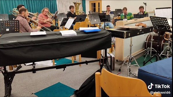 Liebe VW6-Freunde,🐮💚 wir arbeiten hart an unserem Programm-Update. Viel Spaß mit einem kleinen Ausschnitt aus unserer „Try-Out“-Probe Eure Viehweidbuaba 😁 PS: Leider war logistisch nur Querformat möglich 😅 #tryout #viehweid6 #blasmusik #musikverbindet #friends #leidenschaft #majortom #hitsder90er #gummibärenbande #jamesbond #crazyinlove #90s @_matthias__g @qptobi @t_wolf_84 @joh_tru @nomis_zrem