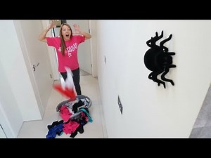 GIANT SPIDER PRANK ON MY MOM!! (HALLOWEEN PRANKS)