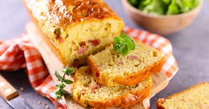 Attention il n'en restera plus après l'apéro : la recette du cake salé aux lardons avec des oignons caramélisés et du fromage