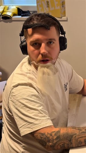 Da Göwe on Instagram: "A erwachsener Mann spielt am Computer. I trainier fürs Leben. Servas, @edler_handwerker bis am 09.05 beim @branchen_boxen_graz 👋🥊 #branchenboxen #steiermarkvsburgenland #kampfansage"