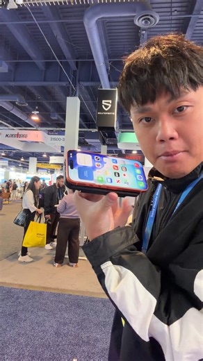 Tay cầm chơi game iPhone dính lưng "biến hình":)) #schannel | Duy Thẩm