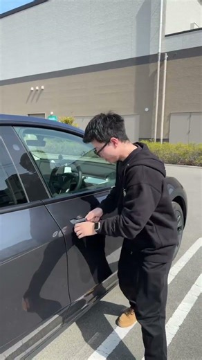 【テスラ】テスラに鍵を閉じ込めてみた#ev #tesla #teslamodely #modely #てすら #モデルY #テスラ #fsd #model3 #モデル3 #juniper