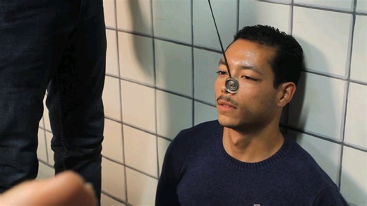 Lars被Smith医生用吊坠催眠控制成为傀儡