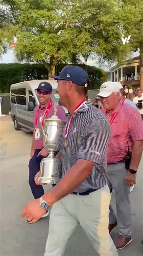 The U.S. Open Champion and his trophy 🏆 | Yahoo Sports