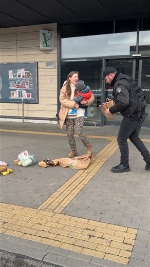 Security officer shows what kindness is❤️