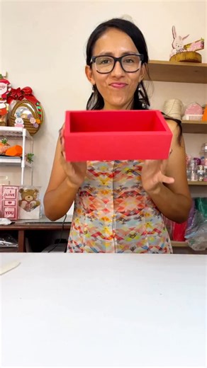 Noriet Castillo on Instagram: "Tutorial bandeja por san Valentín ❤️ “Eres mi amor” es la bandejita que hemos realizado en estos 3 videos. Cuéntame qué detalles le pondrías dentro? En formato Studio, pdf y SVG. También se puede cortar con la Portrait Materiales: cartulina prisma y cartulina espejo Papel foto @koalagp_paper Esfera de 8cm #craft #tutorialbandejaporsanvalentin #manualidades #elaboramosestedetalleporsanvalentin"