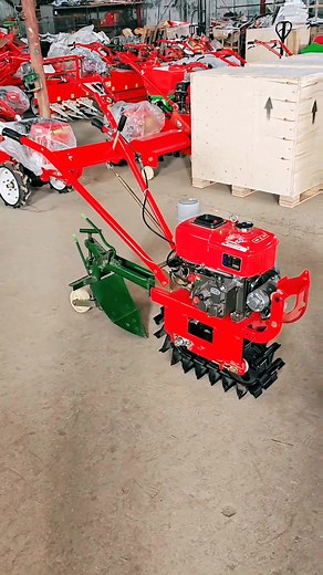 The upgraded version of the multi-functional hand-held single-chain track micro-tiller is multi-purpose, labor-saving and can be used with various agricultural tools. It is simple and flexible to operate, suitable for use on various complex terrains, reduces labor intensity, improves work efficiency, and is suitable for agricultural planting. #Factory #tractor #daily #tiktok #fyp #Microtiller#agriculture#agricultural machinery#Agricultural planting#export trade#Factory sales