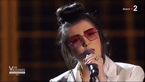 682K views · 29K reactions | « Fais-moi signe » pour Les Victoires de la Musique  Cette version orchestrale est disponible sur l’édition collector qui est sortie hier ❤️ Merci Amandine de m’avoir accompagnée sur scène. Merci à LANVIN pour le costume  Et enfin, un grand merci à vous pour vos retours si touchants, je suis encore très émue 沈 | Hoshi | Facebook