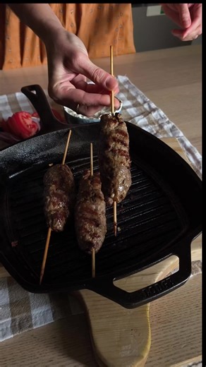 📌 Save and share if you love Greek food 🇨🇾 Follow for more content like this Greek Beef Kebab (Souvlaki-Style) with Tyrokauteri (spicy feta dip) Welcome Greece into your home 🇬🇷 Ingredients For the Kebabs: 500 g minced beef (not too lean — a little fat keeps them juicy) 1 clove garlic, finely grated 1 tsp salt ½ tsp freshly ground black pepper Wooden skewers To Serve: Pita breads 1–2 tomatoes, thinly sliced 1 red onion, thinly sliced Fried potatoes (optional but very Greek 🇬🇷) For the Tyr