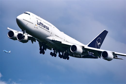 Lufthansa Boeing 747-8 makes heavy landing in LA: video