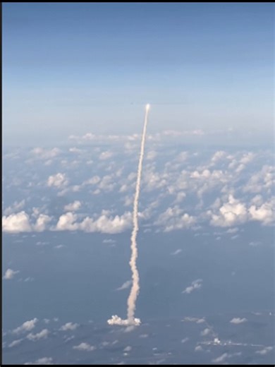 🚨 UNITED PASSENGER CATCHES INSANE NASA ROCKET LAUNCH FROM PLANE WINDOW — FLIGHT ATTENDANT LOSES IT MID-AIRA United flight just turned into a front-row seat to history.A woman captures the exact moment NASA’s Artemis II rocket launches… straight from her window at 30,000 feet.And then you hear the flight attendant:“15 years of flying… I’ve been praying to see something like this.”• Rocket blasting through the clouds• Crew calling it a “once in a lifetime” momentHe said he flew to Florida multipl