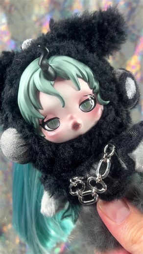 I was SO stunned to pull the super secret edition Queen Chrysalis from my case of Skullpanda x My Little Pony plush dolls! 😭 Her rarity is 1/72, and she’s a beauty in person. Her lowered lid eyes have a vibrantly wicked sheen, & she has a sparkly black twisted horn. Like the other plush in the series, her hair is silky nylon & she has a metal chain decoration over her body, with a cute teal train down the back of her cloak. For a closer look at her and the very moment I pulled her from her blin