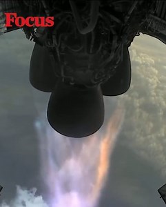 Ecco le immagini del lancio di prova di Starship SN11, il prototipo di quello che sarà l'ultimo stadio del gigantesco razzo con cui SpaceX (la compagnia spaziale privata di Elon Musk) prevede di portare astronauti su Marte. Il test è andato... così così (e non solo perché c'era la nebbia!): il razzo ha raggiunto la quota di circa 10 km, si è inclinato come previsto e ha iniziato la sua discesa, spegnendo in sequenza i motori e controllando la traiettoria con le superfici aerodinamiche. A questo 