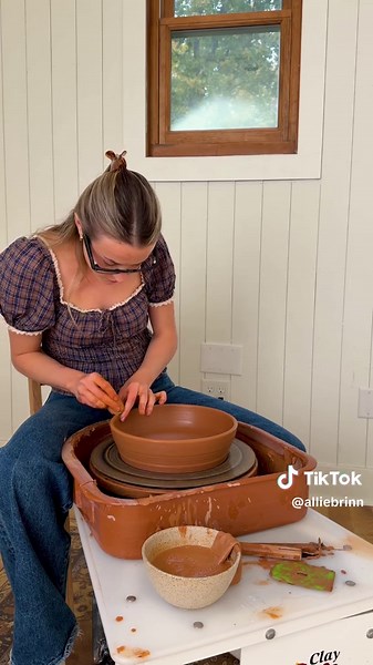 Crafting a Handmade Pie Dish with Smart Glasses