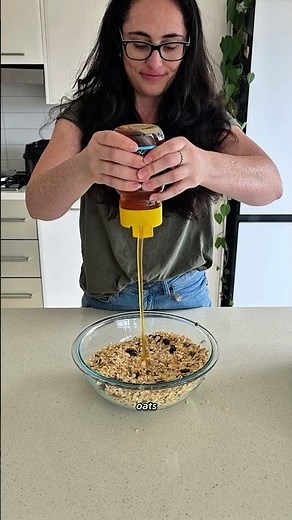Honey granola recipe for an easy breakfast prep or snack. Post spon on IG