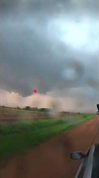 Wall cloud developing on this powerful tornado warned supercell near Hebron, NE!