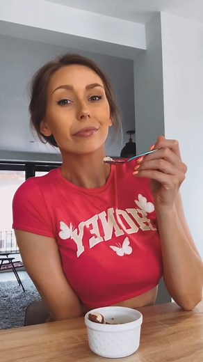 Fitwaffle | Eloise Head on Instagram: "5-ingredient one pot Kinder cheesecake 😍 A buttery biscuit base, a creamy Kinder cheesecake filling, topped with melted Kinder chocolate 🤤 Super quick and easy to make and so so delicious! 🙌 Full measurements on screen and on @fitwafflekitchen 🥰 Enjoy! #fitwaffle #fitwafflekitchen"